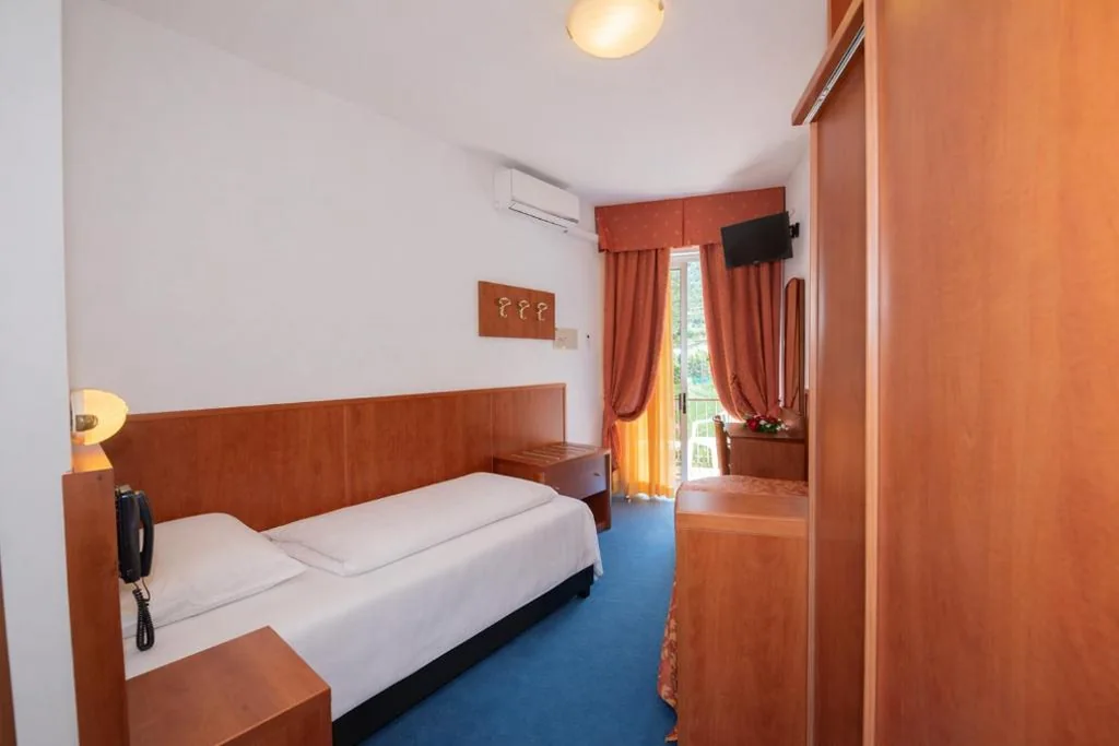 Standard Single Room with balcony and side Lake view — Hotel Garden Limone
