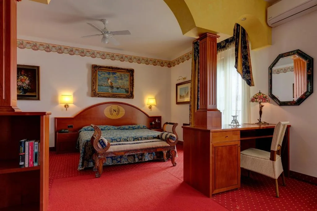 Suite (3 Adulti) con Vista Mare Parziale e Balcone — Hotel Napoleon