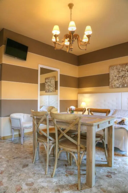 Suite with External Private Bathroom — La Casetta di Lina Rooms and Apartments