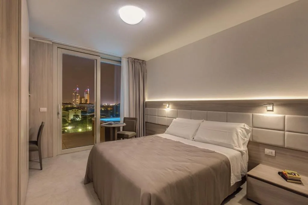 Suite con Balcone e Vasca Idromassaggio — Sunrise Palace