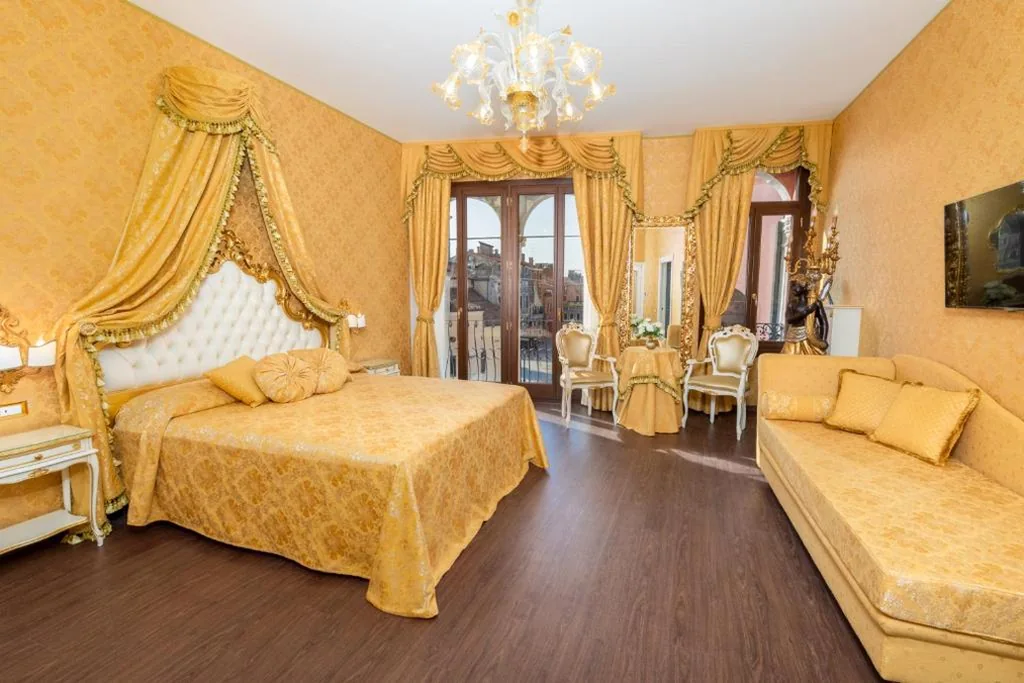 Suite con Balcone e Vista Canale — La Veneziana Boutique Rooms