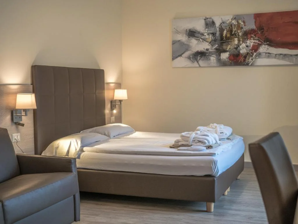Suite with Balcony and Lake View — Hotel Capo Reamol