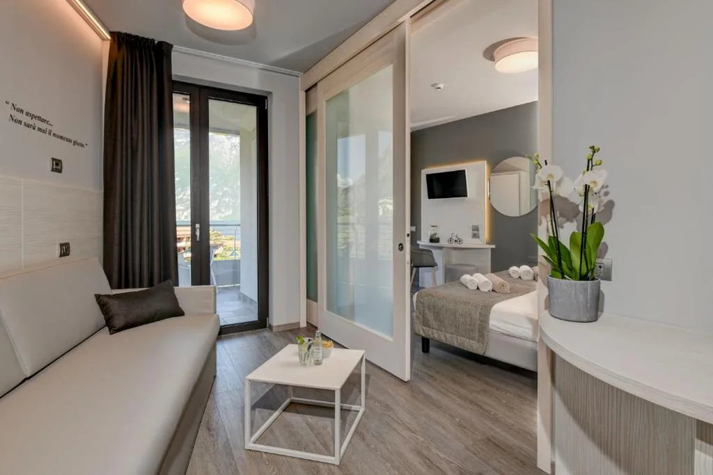 Suite con Balcone e Vista Lago Parziale — Hotel La Fiorita