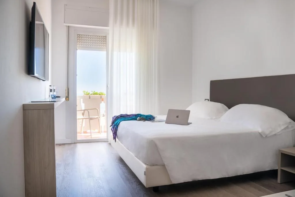 Suite with Balcony and Sea View — Hotel Villa Sorriso