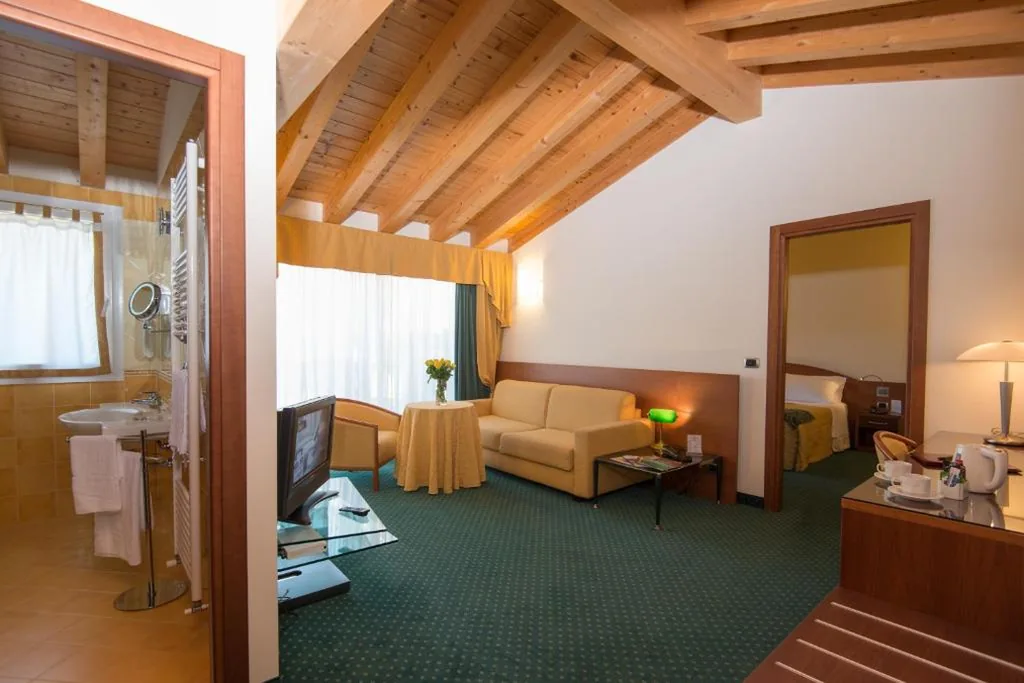Suite con Balcone e Vista Piscina — Hotel Capri Bardolino 3S