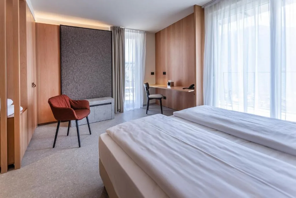 Suite with Balcony, Lake View and Hot Tub — LLAC Living Nature Hotel