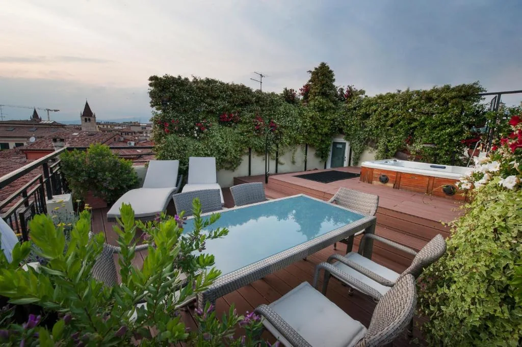 Suite with Terrace and Hot Tub — Hotel Bologna ***S