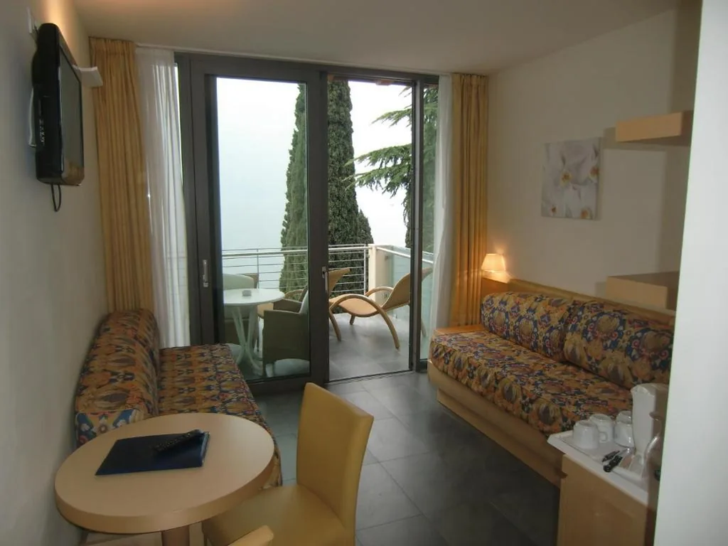 Suite con Terrazza e Vista Lago — Beach Hotel Du Lac Malcesine