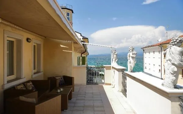 Suite con Terrazza e Vista Lago — Classique
