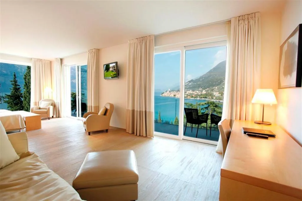 Suite with Terrace and Lake View - Separate Building — Bellevue San Lorenzo (Adults Only)