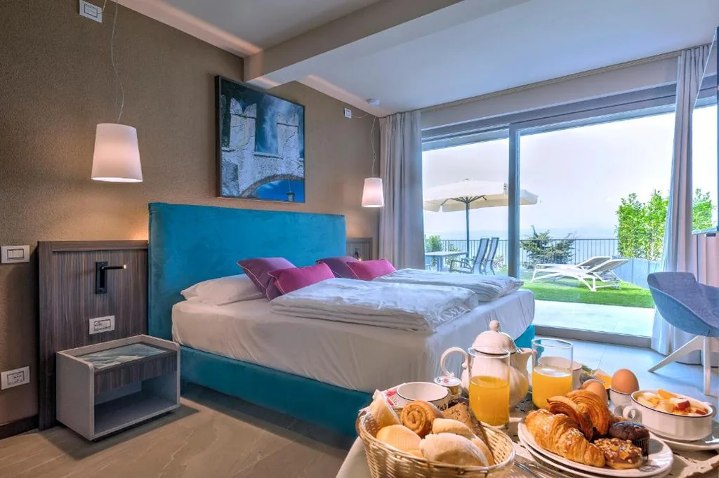 Suite con Terrazza e Vista Lago — Sky View Garda Lake by Hotel Galvani