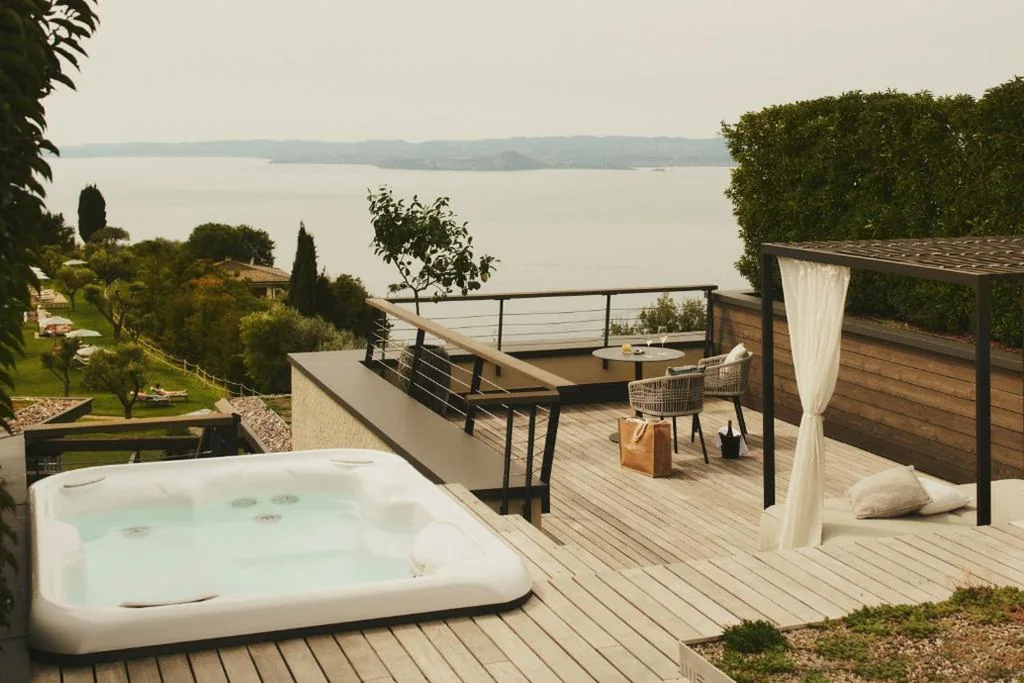 Suite con Vasca Idromassaggio — Cape of Senses