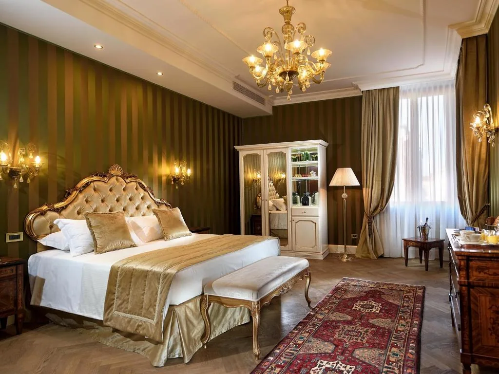 Suite with Canal View — Hotel Ai Cavalieri di Venezia