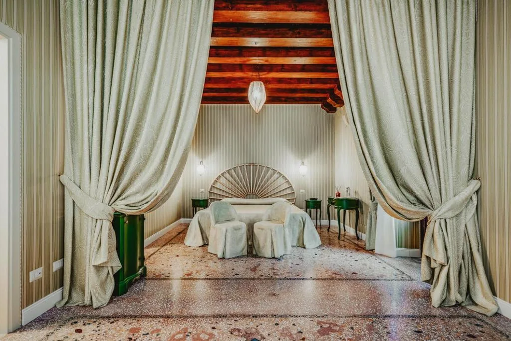 Suite with Pool View — Hotel Giorgione
