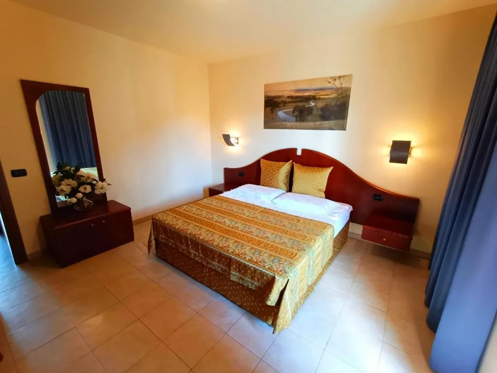 Suite Deluxe con Balcone e Vista Lago — Hotel Villa Isabella