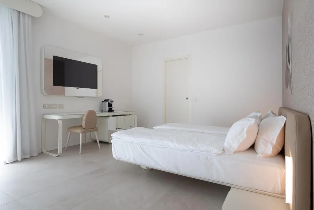 Suite Deluxe con Vasca Idromassaggio e Vista Mare Laterale — Unico Hotel Caorle