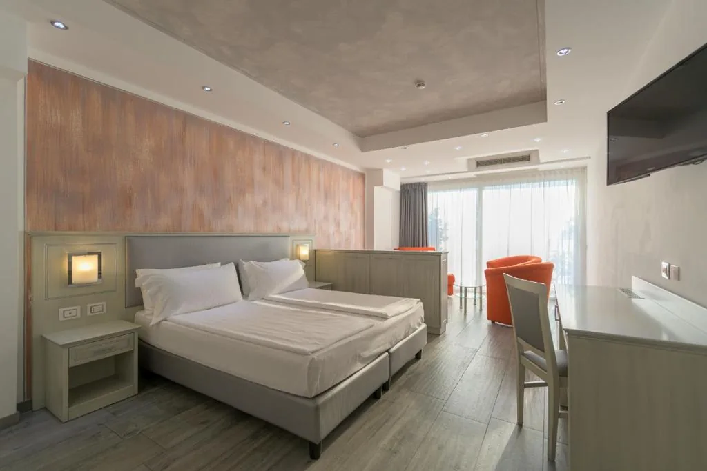 Deluxe Suite with Hot Tub — Garda Suite Hotel – Adults Only Hotel