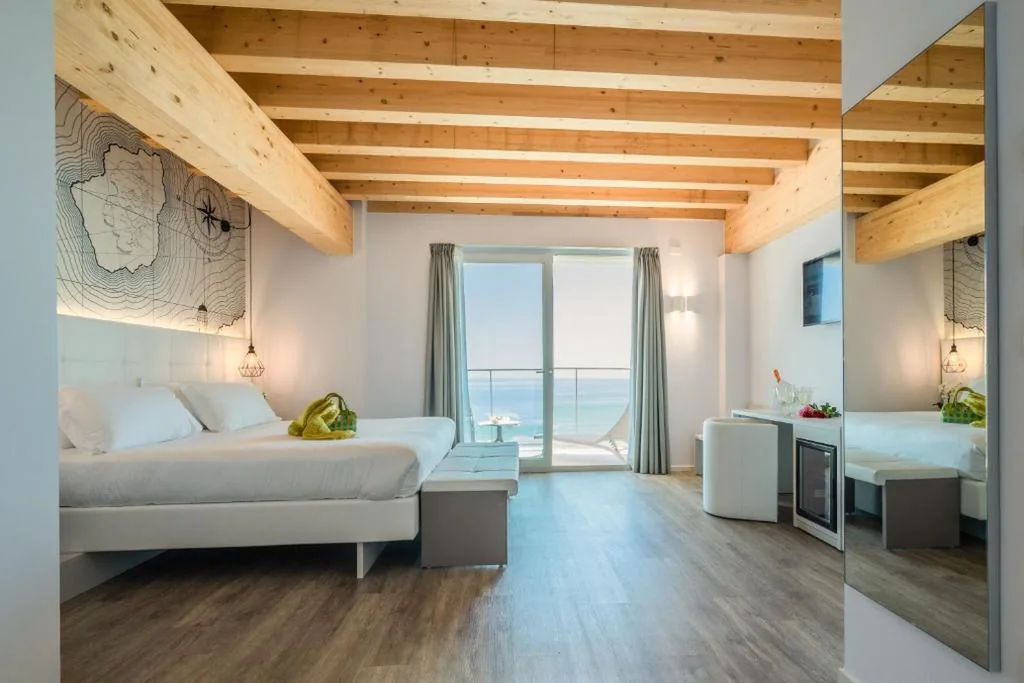 Deluxe Suite with Hot Tub — Hotel Elite