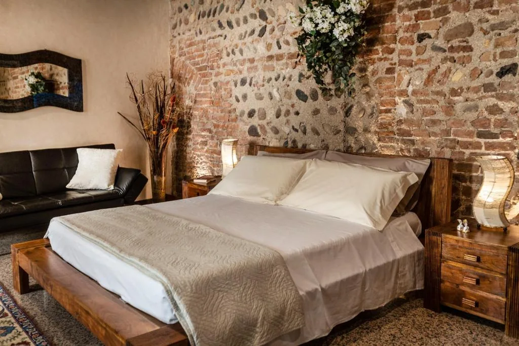 Deluxe Suite with Hot Tub — La Bella Verona Wine Suite