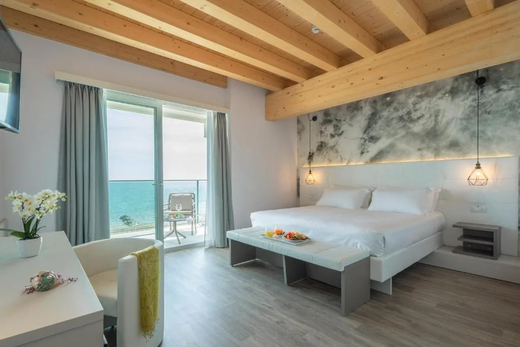 Deluxe Suite with Sea View — Hotel Elite