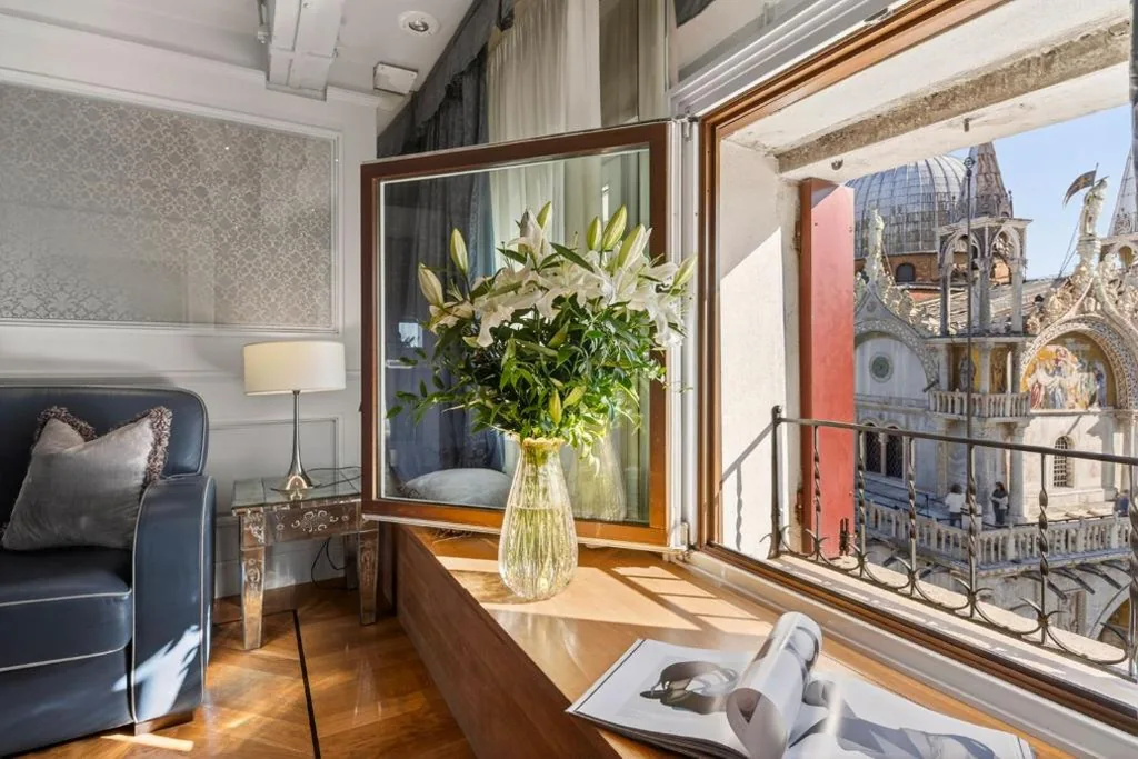 Deluxe Suite with St. Mark's Square View — Canaletto Luxury Suites – San Marco Luxury