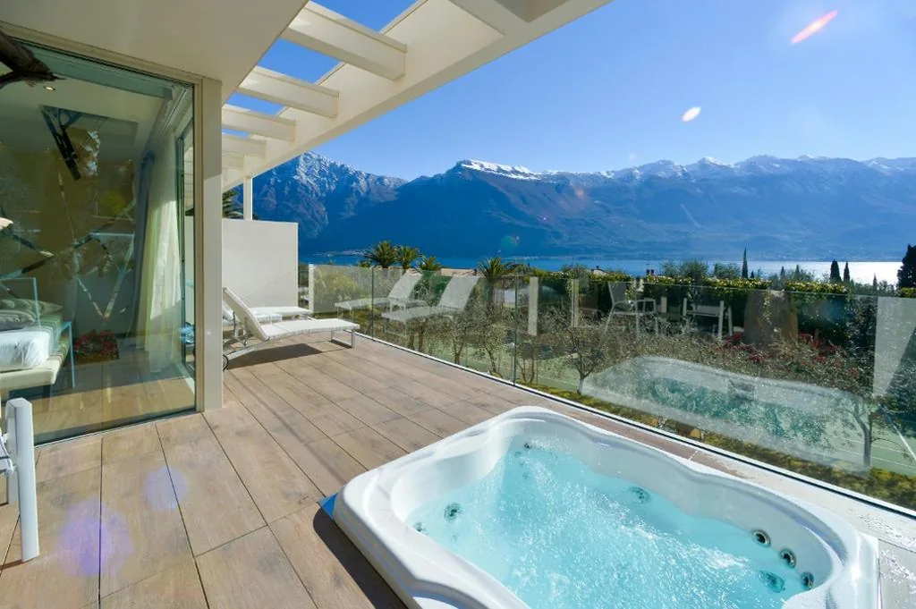 Suite Deluxe Dotata di Terrazza con Vista sul Lago e Vasca da Bagno Idromassaggio — Park Hotel Imperial