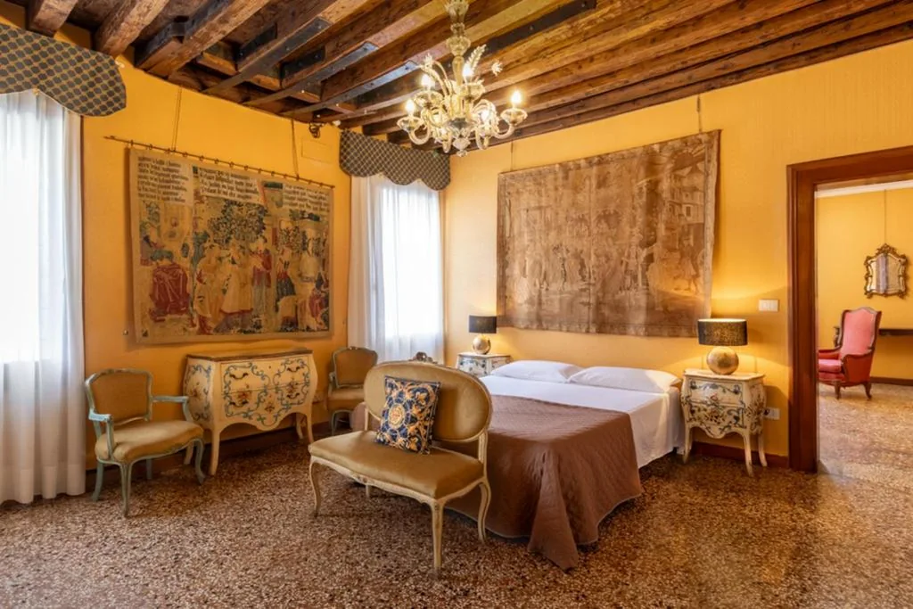 Suite King con Balcone — Palazzo San Firmino residenza storica all Suite Canal View