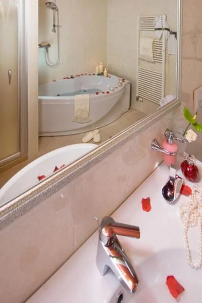 King Suite with Hot Tub and Sea View — Baia del Mar Beach Boutique Hotel