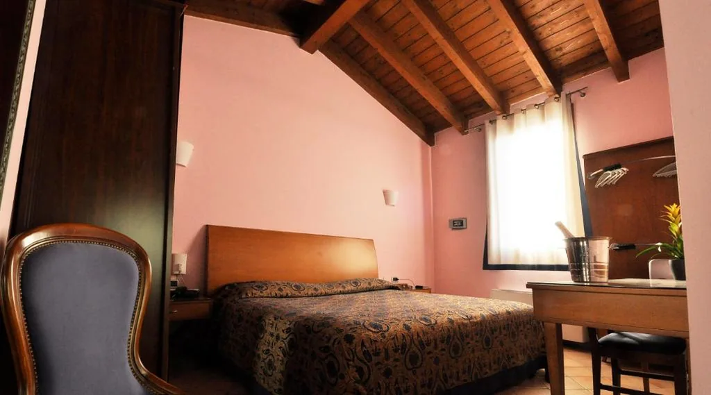King Suite with Hot Tub — Locanda Baraca