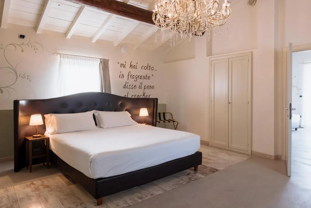 Deluxe King Suite — La Boheme Chambres