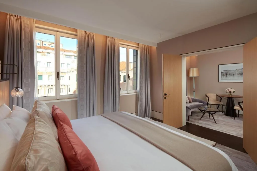 Suite King Veneziana con 1 Camera da Letto e Vista Città — The St. Regis Venice