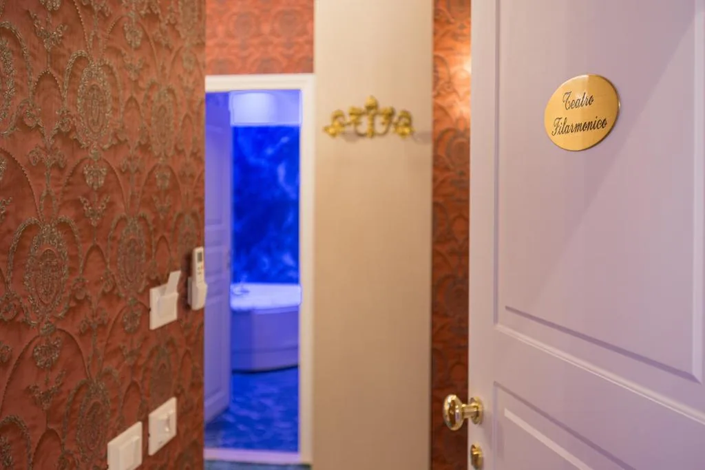 Queen Suite with Hot Tub — Royal Verona Relais