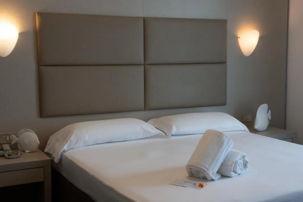 Superior Double or Twin Room  with Lateral Sea View — Hotel Sirenetta