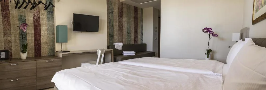 Superior Double or Twin Room with Ground Floor Terrace or First Floor Balcony — Hotel Relais Agli Olivi