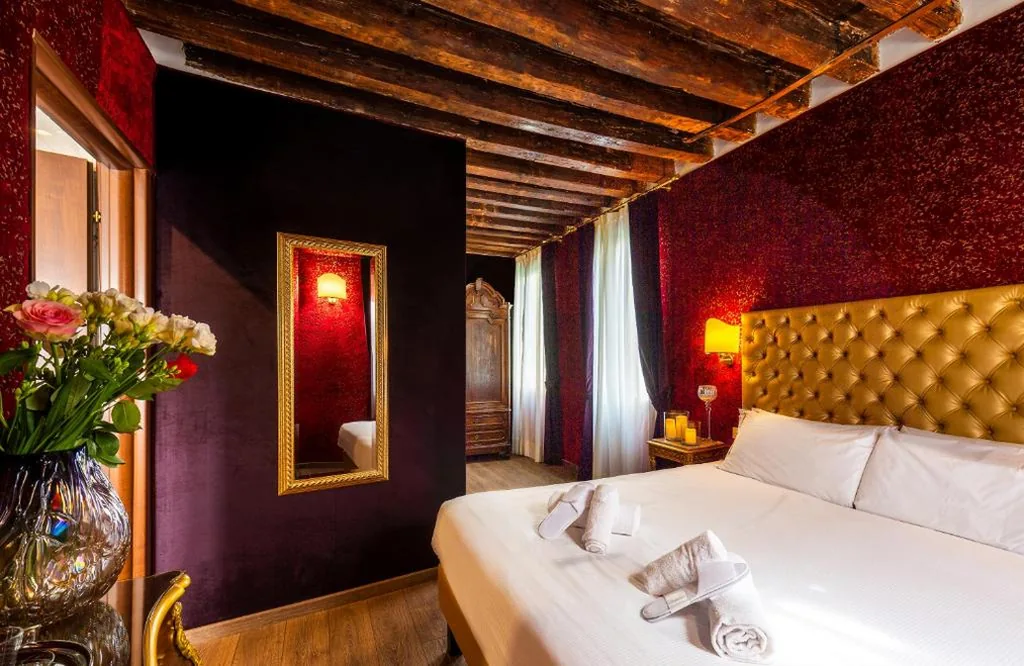 Superior Double Room with Canal View - Single Use — Ca’ Maria Callas