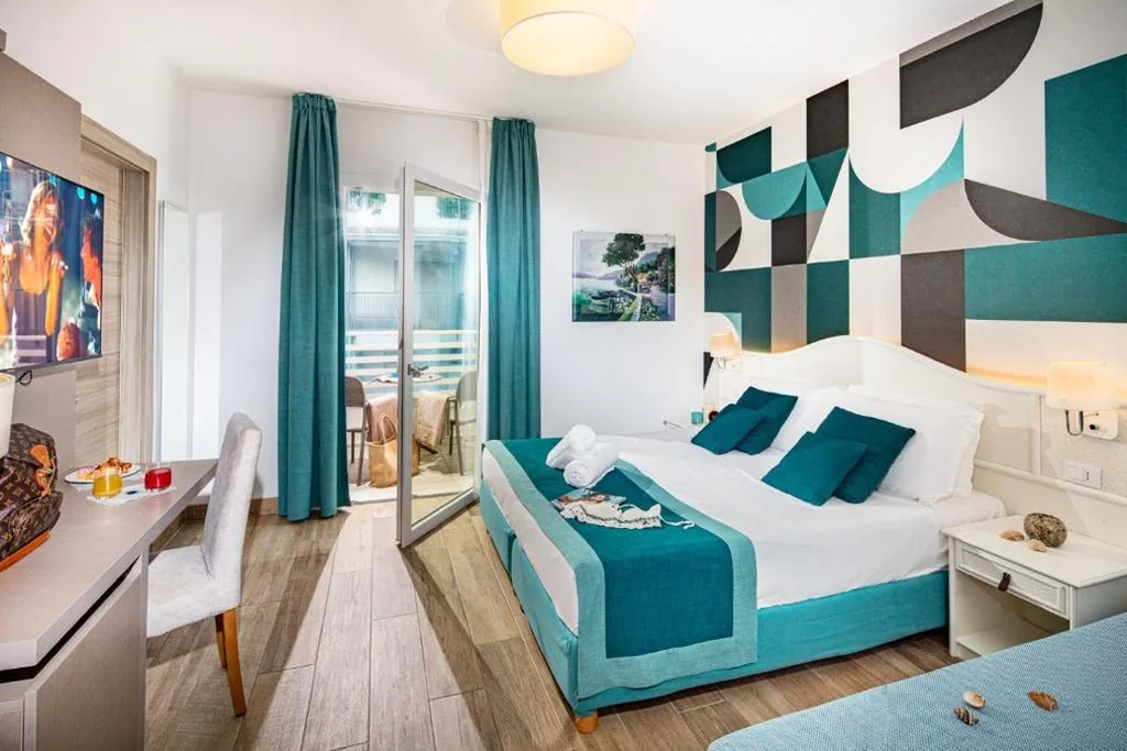 Superior double Room with Sofa Bed with partial Sea View — Hotel Capitol