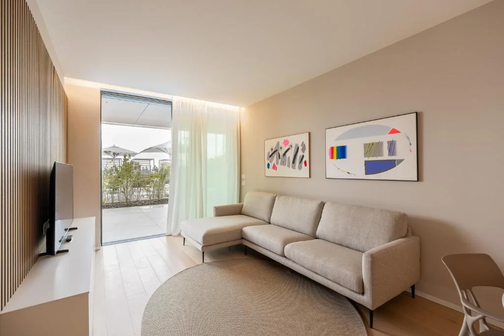 Three-Bedroom Ground Floor Apartment with Patio — Hotel Las Vegas