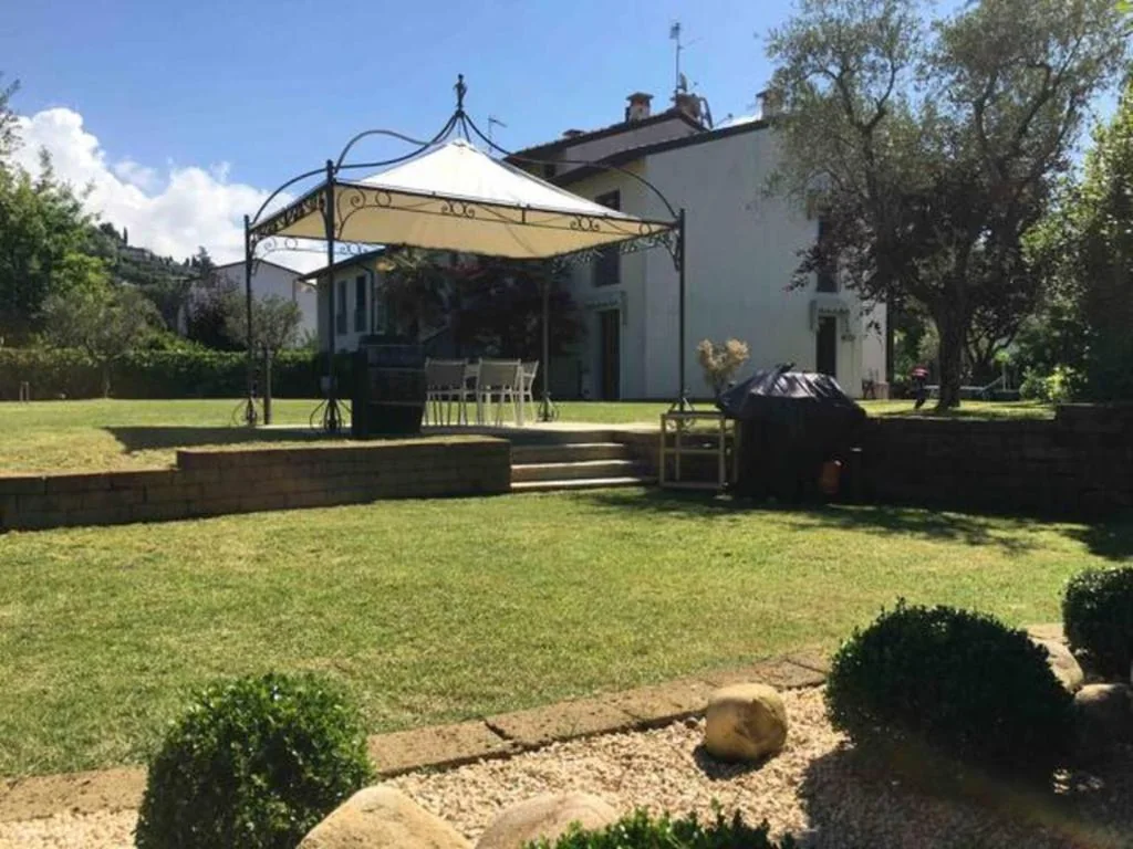 Villa con ampio giardino esterno e piscina condominiale
