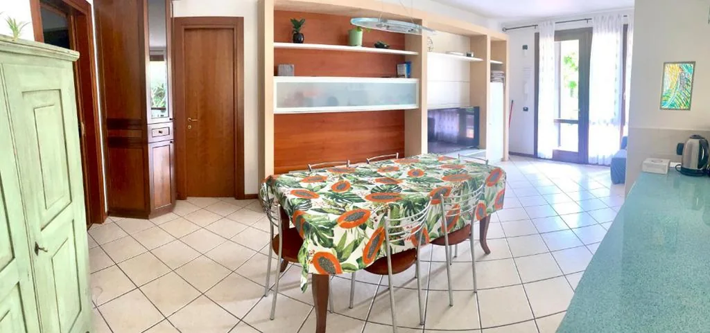 Villa con ampio giardino esterno e piscina condominiale — foto 3
