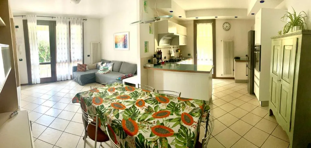 Villa con ampio giardino esterno e piscina condominiale — foto 4