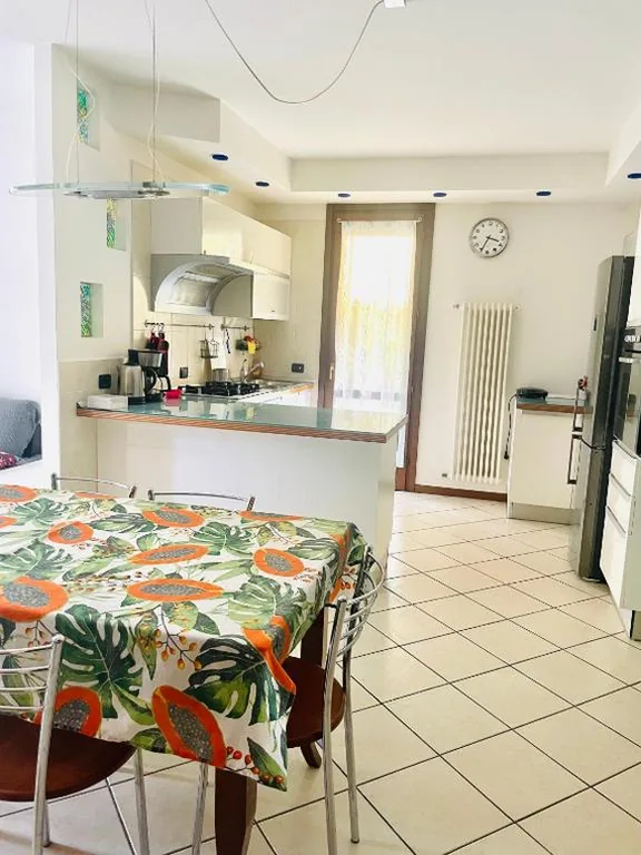 Villa con ampio giardino esterno e piscina condominiale — foto 5