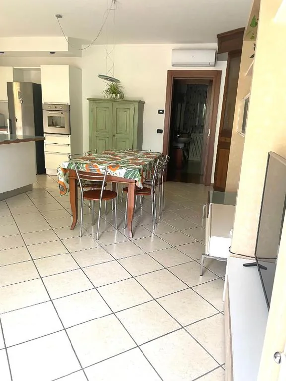 Villa con ampio giardino esterno e piscina condominiale — foto 6