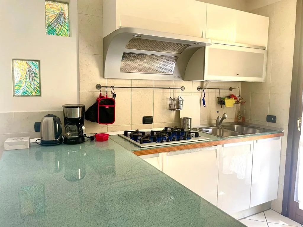 Villa con ampio giardino esterno e piscina condominiale — foto 7