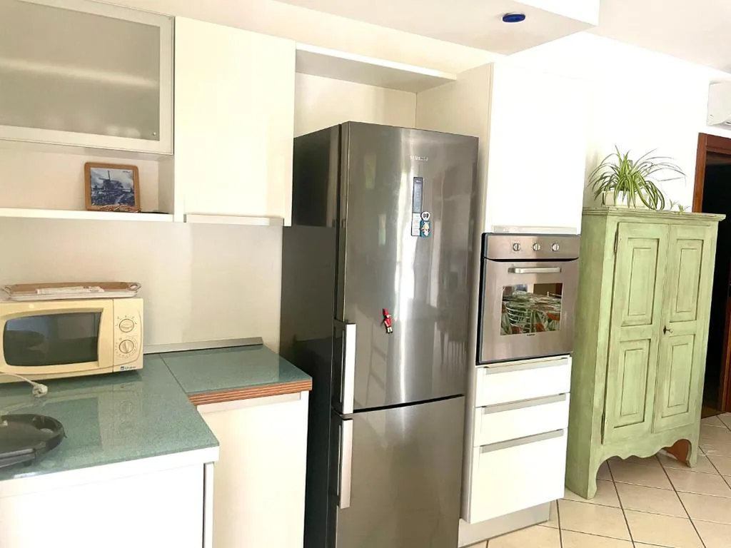 Villa con ampio giardino esterno e piscina condominiale — foto 8