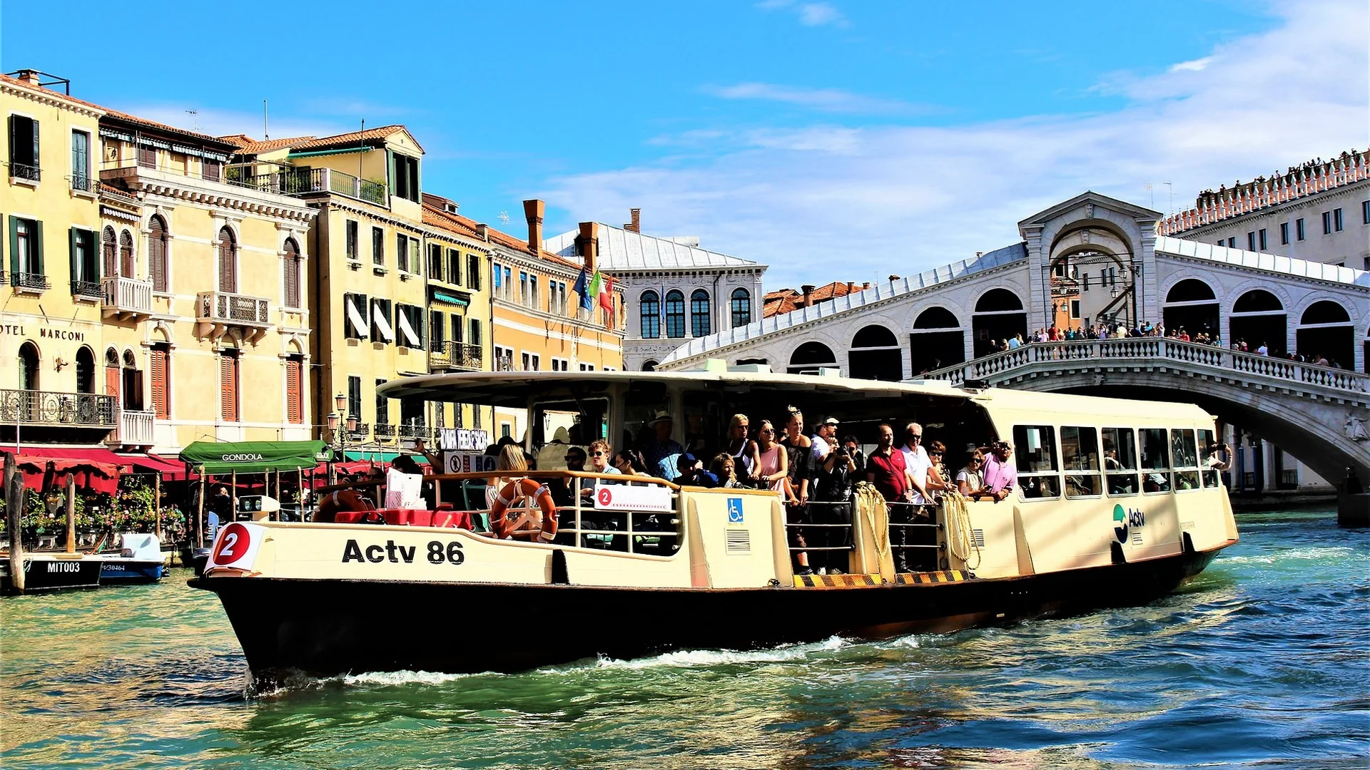 Un vaporetto sul Canal Grande di Venezia al tramonto