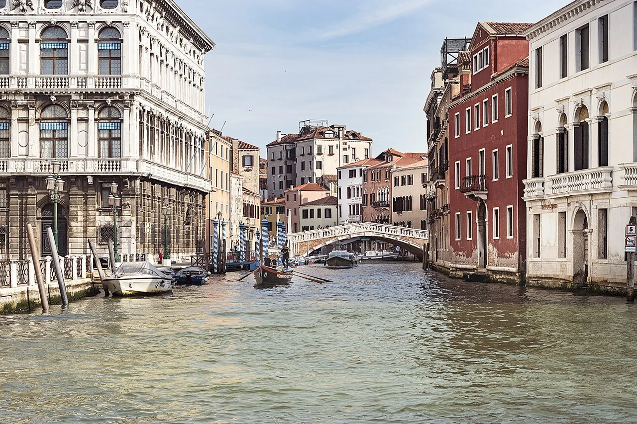 Un canale del sestiere Cannaregio a Venezia con le fondamenta