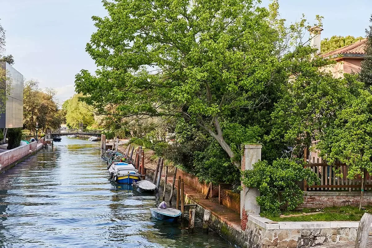 Una calle silenziosa nel sestiere Castello a Venezia