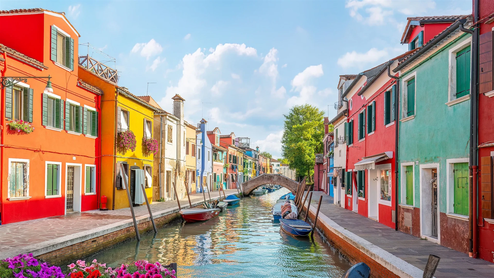 Le case colorate dell'isola di Burano nella laguna di Venezia