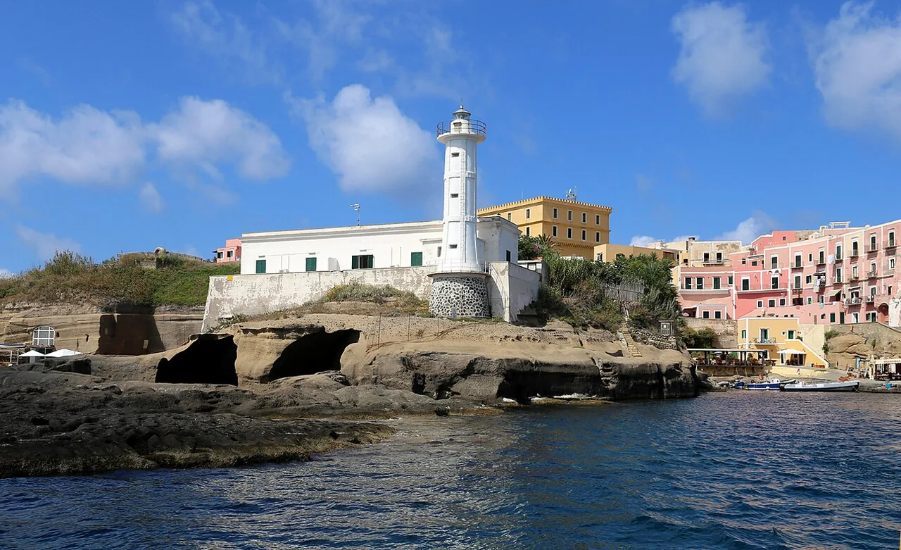 Il porto romano e le case di Ventotene, l'isola più piccola e autentica dell'arcipelago