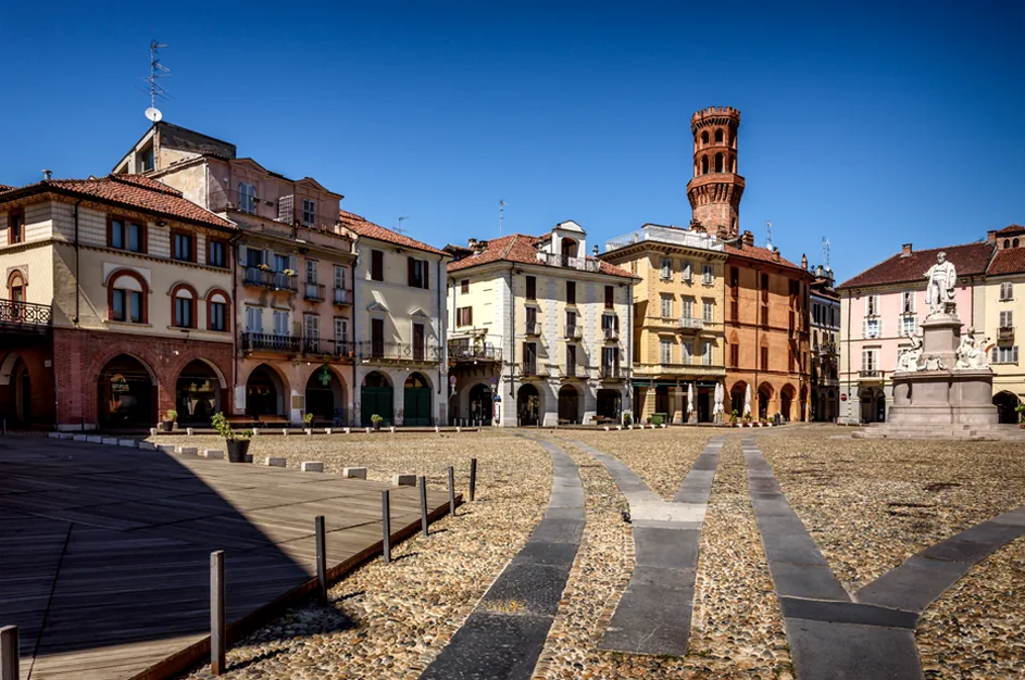 Vercelli, la capitale del riso con la Basilica di Sant'Andrea e le risaie